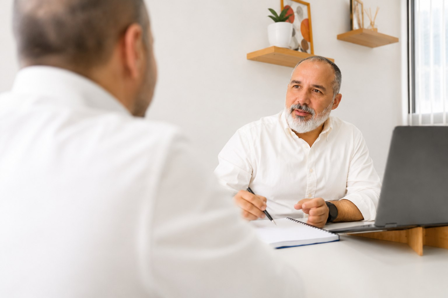 Asesor de Rendix Consultora conversando con un cliente durante una reunión de planificación financiera