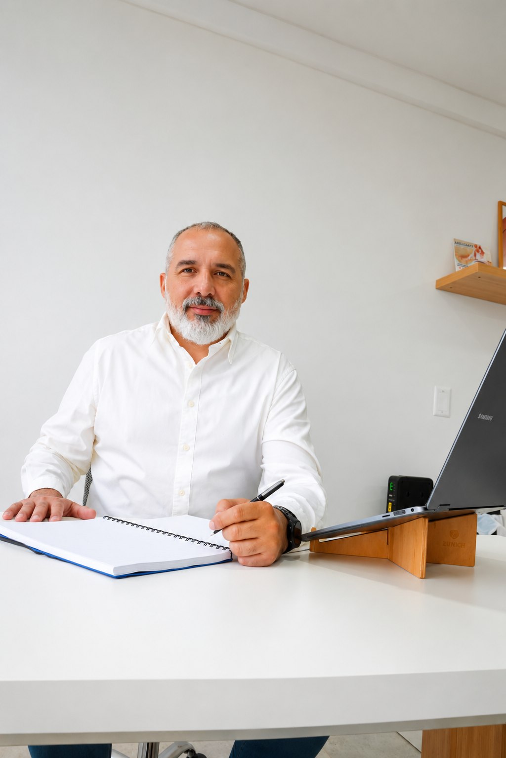Asesor de Rendix Consultora trabajando en su escritorio con notebook y cuaderno de planificación