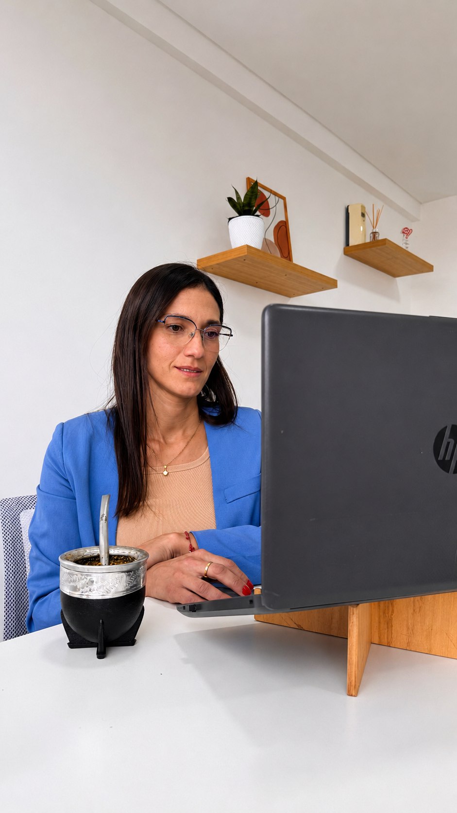 Persona trabajando concentrada frente a su notebook, analizando su planificación financiera